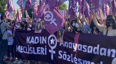 Kadıköy'de yüzlerce kadından İstanbul Sözleşmesi eylemi