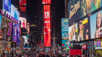 Times Meydanı'nda "15 Temmuz: Türkiye Geçilmez" yazısı