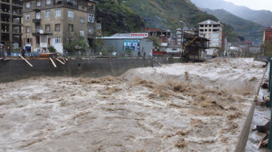 Artvin'de sel nedeniyle 14 köy yolu ulaşıma kapandı