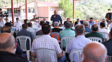 Çavuşoğlu, Isparta'da yangından zarar gören köyü ziyaret etti