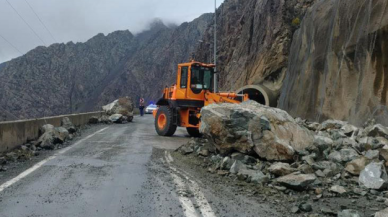 Heyelan nedeniyle Artvin-Erzurum yolu trafiğe kapandı