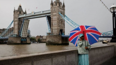 Londra'daki Tower Bridge köprüsünün kolları havada asılı kaldı