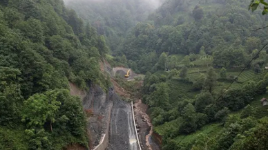 Rize'de etkili olan sağanak heyelana neden oldu!