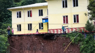 Rize'de heyelan: Okulun bahçesi çöktü