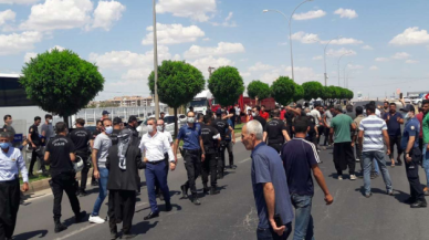 Şanlıurfa'da elektrik kesintilerini protesto eden çiftçiler karayolunu kapattı