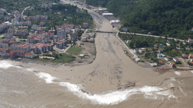 Sel afeti sonrası Bartın'da deniz çamur rengine döndü