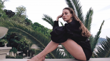 Serenay Sarıkaya'nın aracı kaza yaptı!