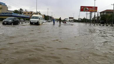 Sudan'da sağanak yağış hayatı olumsuz etkiledi. Havalimanını su bastı