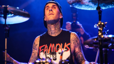 Travis Barker, 13 yıl sonra uçak korkusunu aşkla yendi