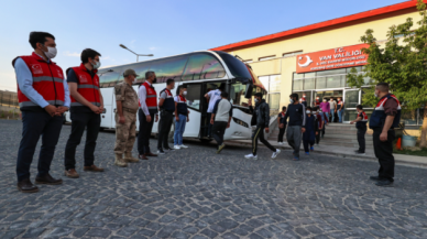 Van'da  yakalanan göçmenler sınır dışı ediliyor