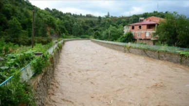 Giresun’da şiddetli yağış nedeniyle dereler taştı