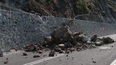 Hatay'da düşen kaya parçaları nedeniyle yol ulaşıma kapandı