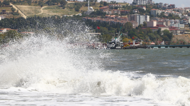 Marmara Denizi'nde ulaşıma Poyraz engeli: Hızı saatte 50 kilometreye ulaştı!