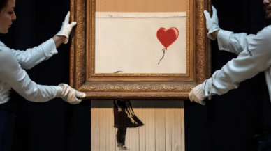 Banksy'nin ''Love Is In The Bin'' tablosu rekor fiyata satıldı