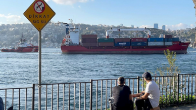 İstanbul Boğazı'nda kargo gemisi felakete metreler kala durdu