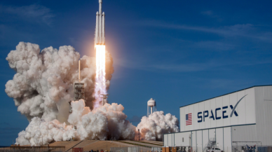 NASA, astronotun sağlık sorunları nedeniyle SpaceX roketinin fırlatılışını erteledi