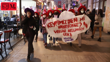 İzmir'de kadınlar pedlerden alınan vergileri protesto etti