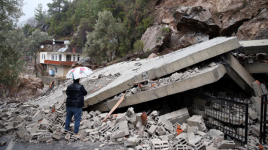 Alanya'da heyelan 3 katlı binayı yerle bir etti