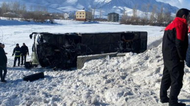 Van'da yolcu otobüsü devrildi: 2'si ağır, 9 yaralı