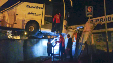 Yolcu otobüsü kontrolden çıktı; köprüde asılı kaldı