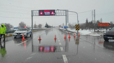 Seydişehir-Antalya kara yolu, kar yağışı nedeniyle trafiğe kapatıldı