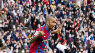 Barcelona, 38 yaşındaki Dani Alves'in sözleşmesini uzatıyor