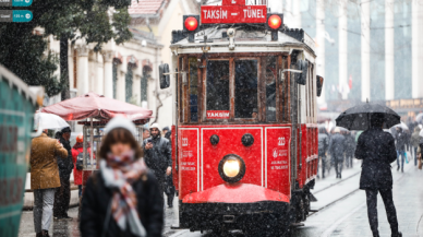 Beyoğlu'nda kar, kartpostallık görüntü oluşturdu