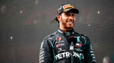 Dünyaca ünlü F1 pilotu Lewis Hamilton, annesinin soyadını da kullanma kararı aldı