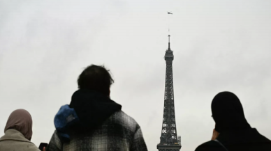 Fransa'nın başkenti Paris'in simgelerinden Eyfel Kulesi 6 metre uzadı