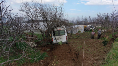 Freni tutmayan okul servisi tarlaya girdi: 5 öğrenci yaralı