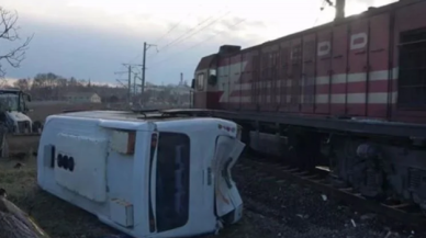 Kırklareli'de yük treni, işçi servisine çarptı: 27 yaralı