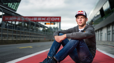 Max Verstappen, 40 milyon poundluk sözleşmeye imza attı