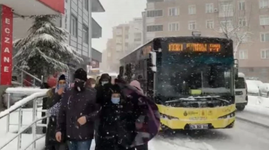 Pendik’te 4 İETT aracı yoğun kar yağışı nedeniyle yolda kaldı