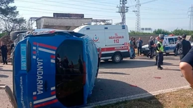 Adana'da jandarma minibüsü, otomobille çarpıştı: 2 asker şehit