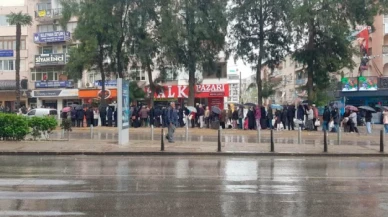 Buca'da, vatandaşlar yağmur altında askıda ekmek kuyruğunda