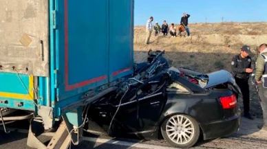 Otomobille TIR'ın altına girdi! Kazada makam şoförü hayatını kaybetti