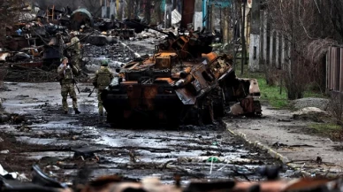 Sokakları yanmış tanklar ve cesetlerle dolu Ukrayna kenti Bucha