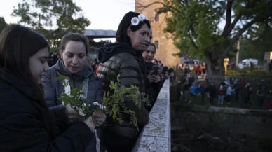 Edirne'de dileklerin yazılı olduğu kağıtlar Tunca Nehri'ne bırakıldı