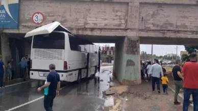 Mersin'de tur otobüsü üst geçide sıkıştı