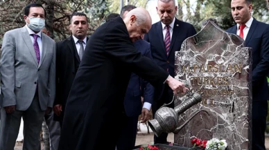 MHP Genel Başkanı Bahçeli, Alparslan Türkeş'in kabrini ziyaret etti