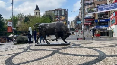 Restorasyonu tamamlanan boğa heykeli tekrar yerine döndü