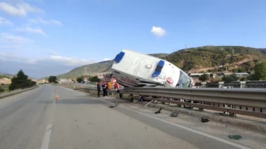 Ambulans bariyerlere çarptı; hasta öldü, 3 sağlıkçı yaralandı