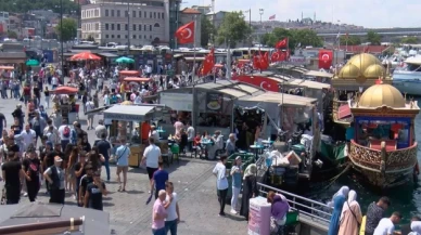 Bayramda tatile gidemeyen İstanbullular soluğu Eminönü'nde aldı