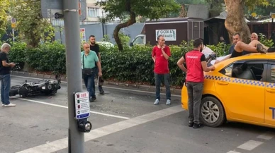 Kaza yapan motosikletli genç, taksinin üstüne düştü!