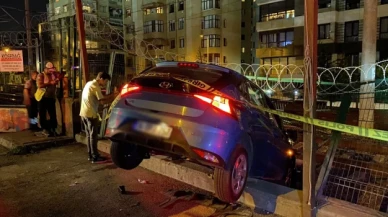 Otomobil, Marmaray'ın tel örgüsünde asılı kaldı