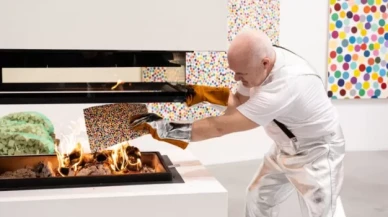 Damien Hirst, NFT’si satılan yüzlerce eserini yakıyor