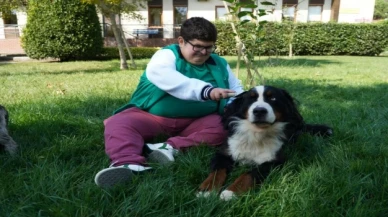 Sarıyer Belediyesi ve Koç Üniversitesi’nin iş birliği ile kurulan Engelli Çocuk ve Ailelerine Destek Merkezi (EÇADEM) özel çocukları eğitimli köpeklerle bir araya getirdi