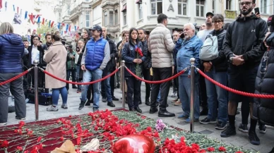 İstiklal Caddesi'ne vatandaşlardan kırmızı karanfil