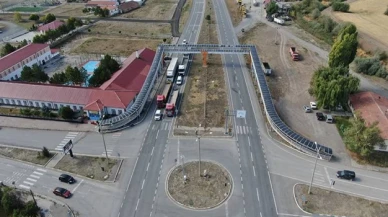 Sivas'ta bir garip üst geçit: 20 metrelik yol 200 metreye çıktı