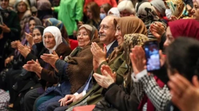 CHP'nin etkinliğinde konuşan kadınlar kürsüye ellerinde ekmek, süt ve bebek beziyle çıktı